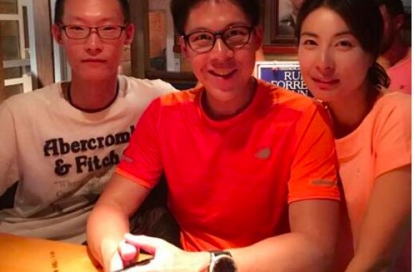 郭晶晶朴素低调，以霍启刚老婆身份送别奶奶，却只背3位数尼龙包