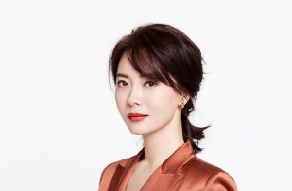 晒跟表妹亲密照叫板老婆陈数？赵胤胤又发声解释，网友：文案真烂