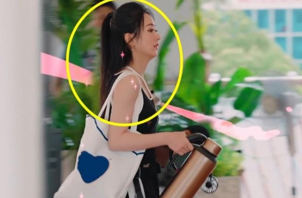 赵丽颖第一次扎高马尾，低头时暴露假发片，后期想帮忙P图都晚了