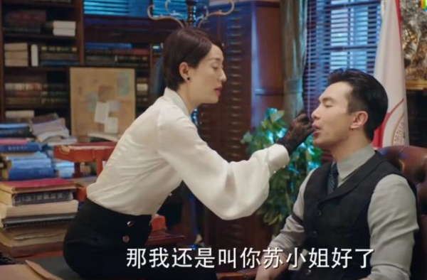 《旗袍美探》马伊琍从酒窖出来为什么嘴上有白色残留物？