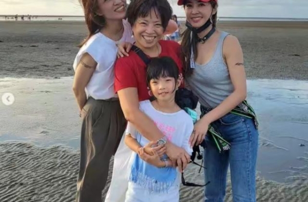 蔡依林晒家庭聚会照，和姐姐妈妈长相相似，姐姐嫁给了富三代