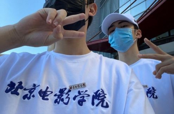 焉栩嘉和周奇成为北电新舍友 不见“表弟”刘家祎