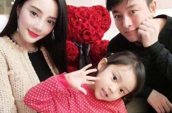 李小璐深夜发视频，从视频看清身后卫生间时，终于明白离婚的原因