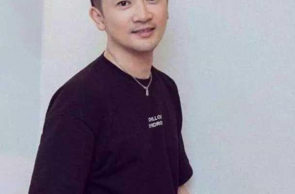 当黄晓明撞上苏有朋空气瞬间凝固，网友：“最惨烈”的同框现场！