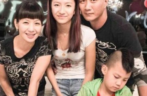 有种“发育过猛”叫胡军的女儿，1米85窈窕迷人，是心动的感觉