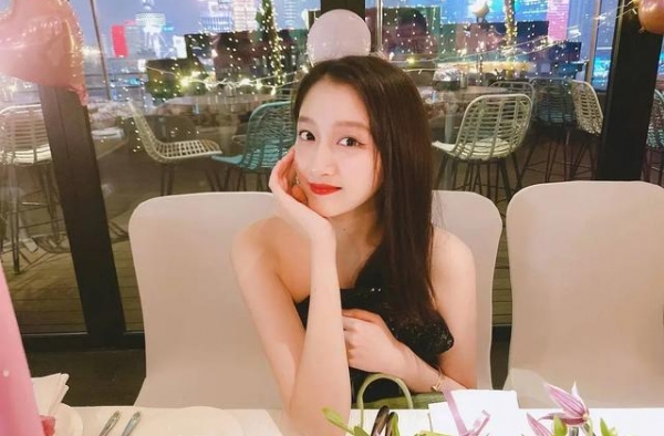 关晓彤与姐妹蹦迪庆生，现场视频和照片曝光，惨被吐槽风尘味浓