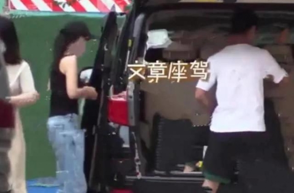文章新恋情曝光，与神秘美女吃宵夜，两人深夜还同回酒店