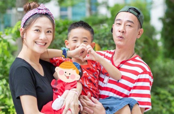 应采儿晒二儿子背影照，穿小背心样子呆萌，胎发未剃肉肉脸抢镜