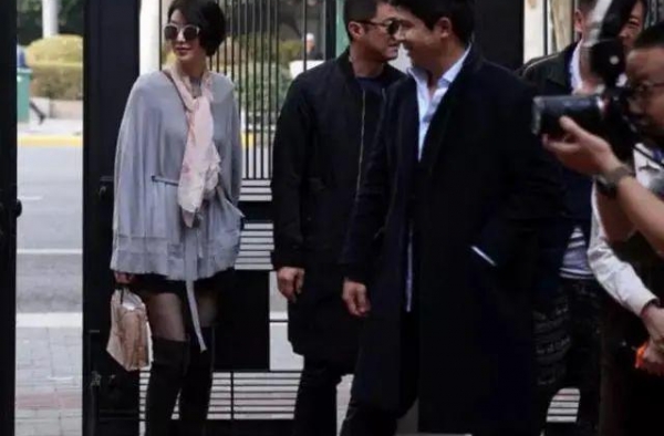 李亚鹏分手有实锤？女友带神秘男开启自驾游，互相点赞高调撒狗粮