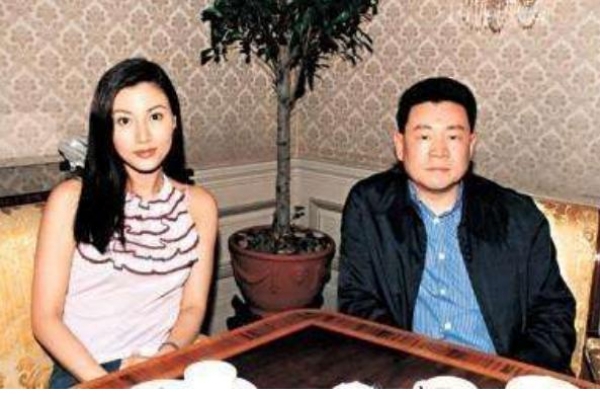 太狗血！亿万富豪与亲妈互撕22年，维持“一夫三妻”30年