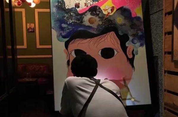 贾静雯晒小鬼画作，感谢好友对女儿视如己出，修杰楷翻看合照流泪