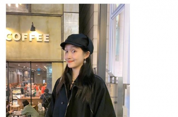 关晓彤深夜蹦迪庆生，露背黑短裙性感十足，亮片丝袜印卡通图案