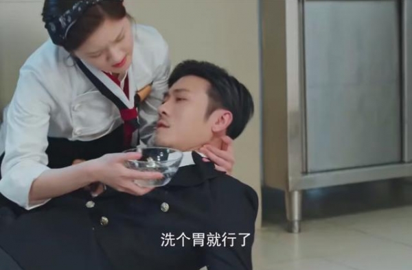 侮辱智商的影视剧情节：《我喜欢你》喝洗洁精吐泡泡、给蜗牛打伞