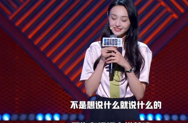 郑爽称某经纪人为跑腿的，被赚走一笔钱，怼网友：你的嘲讽我不听