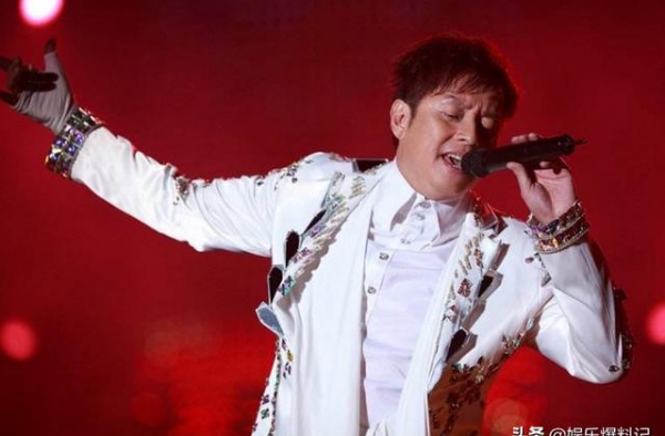 他与妻子相约丁克，却和情人生子留数亿财产，今原配含泪出家向佛