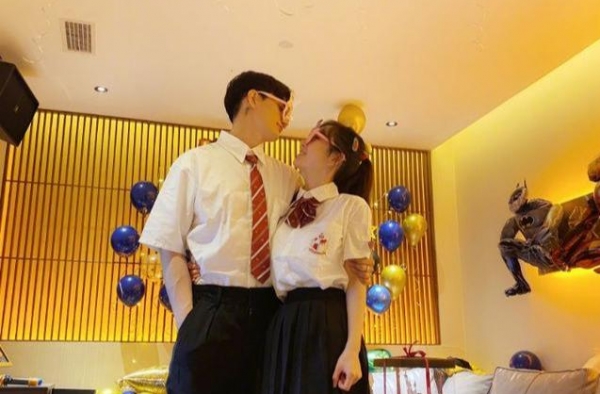 张檬晒合照为男友庆生，手上戒指太显眼，这是订婚了吗？