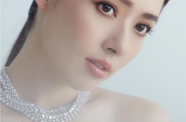 郭碧婷终于美回来了！穿抹胸裙巧遮孕肚好贵气，气场全开不输向太