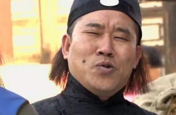 64岁杜旭东：因丑被同事排挤，却能靠脸吃饭，女儿容貌让人惊讶