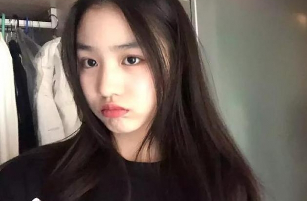 汪峰15岁女儿近照曝光，身材高挑超章子怡，＂初恋脸＂太会遗传