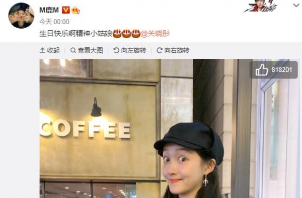 关晓彤曝光23岁生日写真，穿吊带紧身裙秀香肩，女人味挡不住了