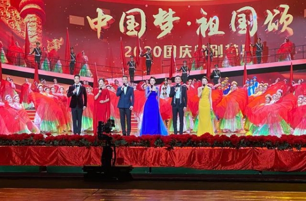刘涛化身主持人，和张蕾录制央视中秋晚会，红色长裙气质不逊张蕾