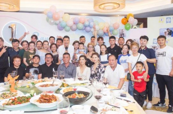 李小萌和婆婆罕见同框，婆媳看起来像姐妹花，婆婆气质比儿媳还好