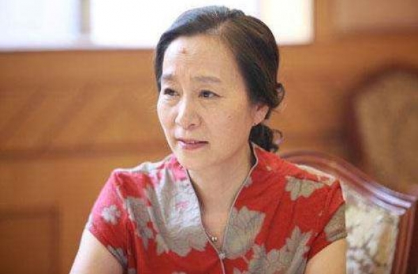 她是国家一级演员，高龄产子却遭丈夫抛弃，今儿子成她一生骄傲
