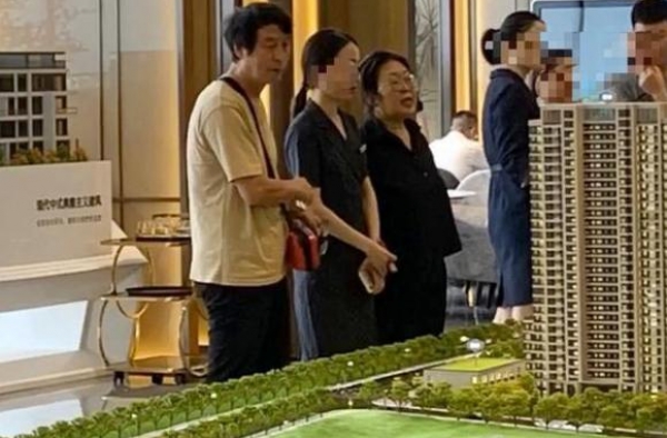 好事将近，杜海涛父母疑似帮儿子看婚房，身价过亿的他住普通小区