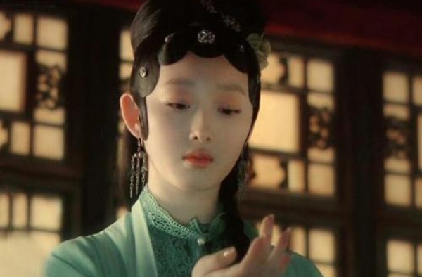 蒋梦婕穿低胸裙外出，通体白到发光胸前痣迷人，人间水蜜桃惹人爱