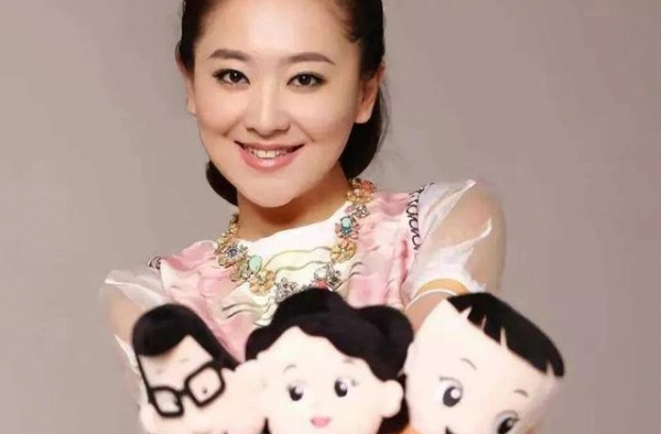 我们已长大她却还未老，41岁央视女主持“月亮姐姐”活得像少女
