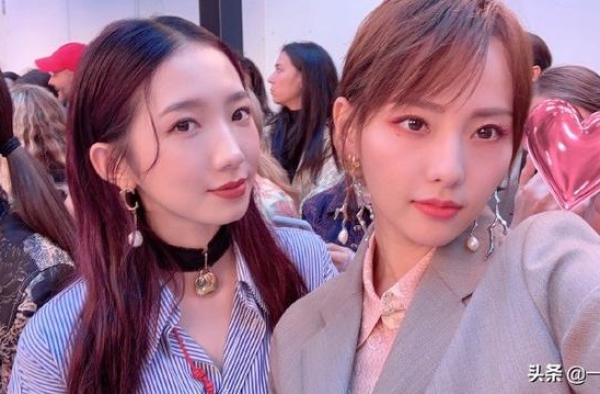 32岁张嘉倪颜值抗打！21岁孟美岐同框看秀，西装配粉裙更少女