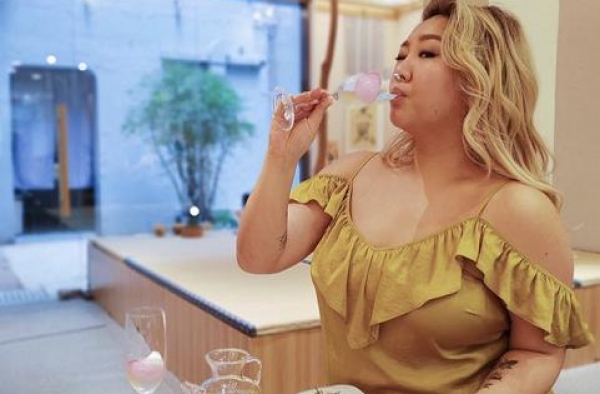 郑少秋女儿与男友人同游，大方晒照自称男友视角，疑曝光新恋情？