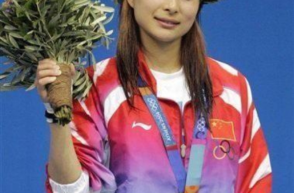 郭晶晶妈妈是隐形美女！和亲家母同框，一头银发真抢镜
