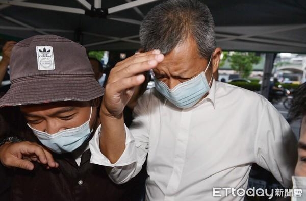 小鬼黄鸿升爸离开板殡赶抵灵堂　眉头紧锁、全程沉默不语