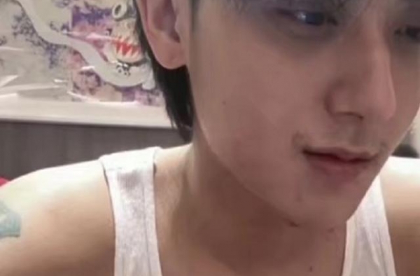 黄子韬父亲离世前直播，一脸憔悴黑眼圈明显，柔软形象惹粉丝心疼