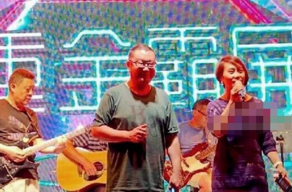 51岁尹相杰靠商演捞金？曾因《纤夫的爱》爆红，现跑场卖力弹唱
