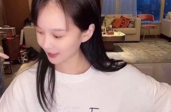 同爹不同命！同样是赵本山亲女儿，一个住豪宅，一个成普通人