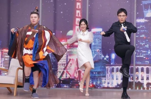 谢娜直播小腹隆起，全程坐着并提前离场，难道真怀二胎了？