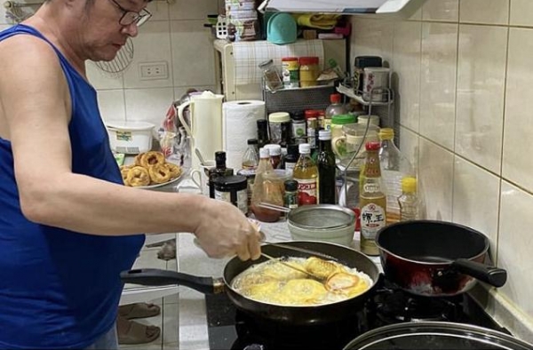 向佐晒郭父下厨照，翁婿两人亲如父子，力破婚变消息声言会做慈父