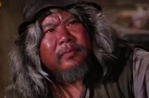 与李小龙是好友，因相貌丑陋当了一辈子配角，今儿子为他争光