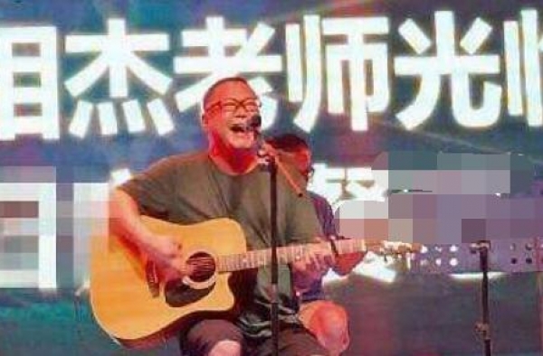 51岁尹相杰卖唱维生，曾因吸毒两度被捕，被小女友狠甩至今单身