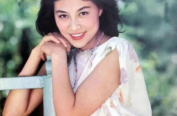 她24岁成为影后，28岁成单亲妈妈，如今57岁仍活跃在娱乐圈