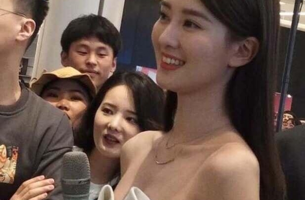 乔欣也太瘦了，穿抹胸裙挂不住锁骨凸起，亮相活动人山人海人气高