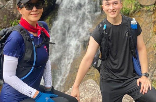 刘嘉玲的“冻龄”没骗人，去掉美颜做运动，仍时髦到了每个毛孔