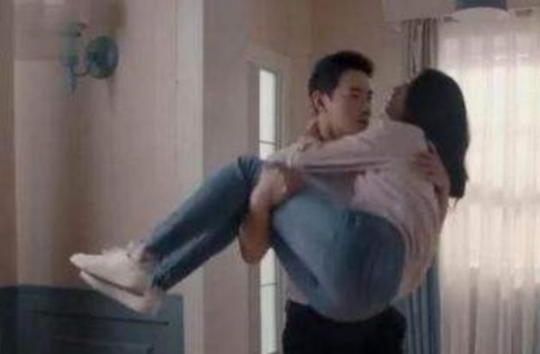 女演员亲密戏有多主动？绅士的罗晋手无处安放，王媛却显得很真实