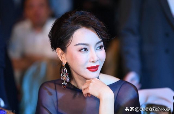 陈数是个有魅力和“时尚精”的女人，老公回应亲密照网友不怀疑