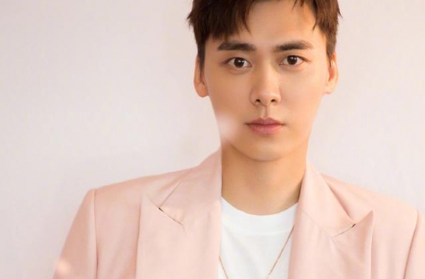 李易峰被路人无意拍下生图，脱离工作室精修，尽显33岁真实颜值