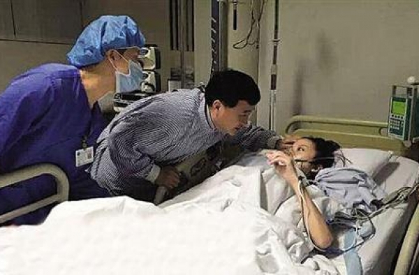 痛心！香港女歌手抗癌8年，癌变扩散右眼失明，今弃治疗等待死亡