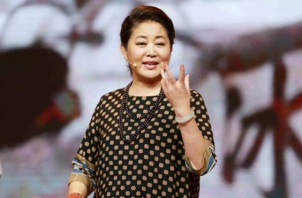 感情路上挫折不断的倪萍，直到46岁终获幸福，今瘦身后气质大增