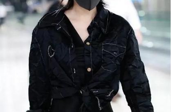 张馨予放肆秀美感，穿短裙高调走机场身材真绝，蚂蚁腰好吸睛